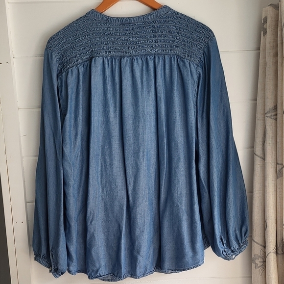 Old Navy Lyocell Chambray Botton Down Top - Picture 4 of 10